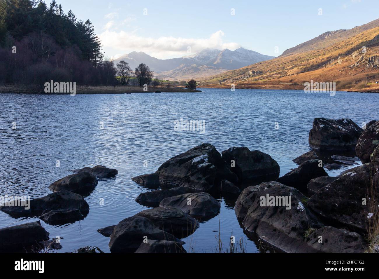 Un'immagine di uno Snowdown innevato sullo sfondo, tratta da Llynnau Mymbyr a Capel Curig nel Parco Nazionale di Snowdonia Foto Stock