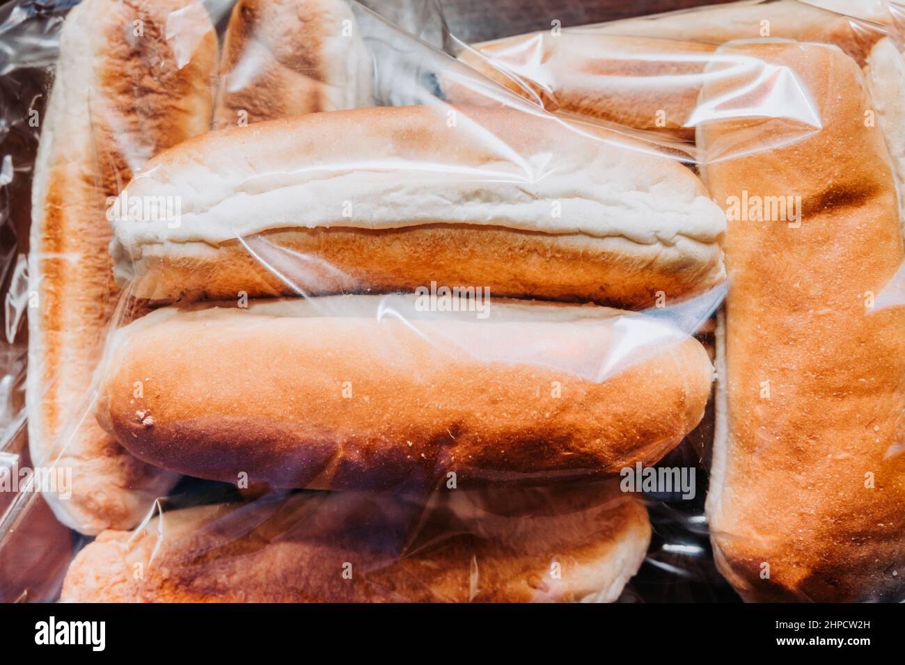 panini caldi freschi confezionati in una borsa di plastica Foto Stock