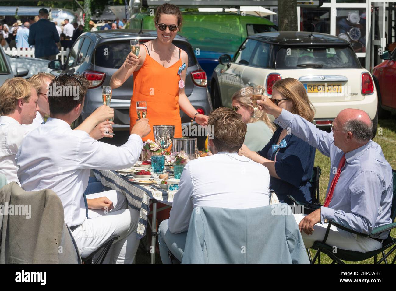 Gusterete un bicchiere di champagne durante la pausa pranzo all'Henley Royal Regatta, parte della stagione sociale, Henley-on-Thames, Berkshire, Inghilterra, Regno Unito Foto Stock