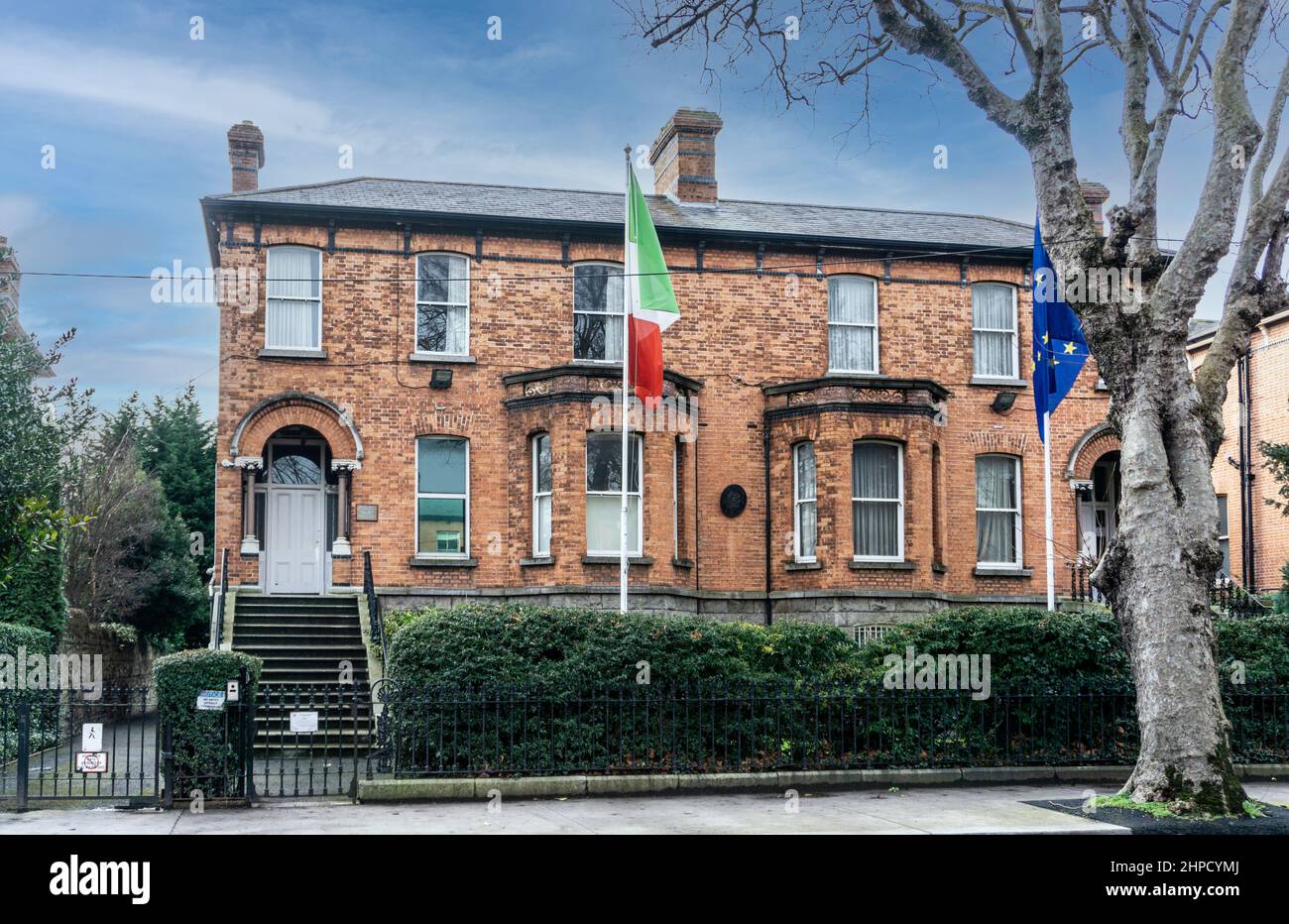 Ambasciata d'Italia a Northumberland Road, Dublino, Irlanda. Con le  bandiere dell'Italia e dell'Unione europea a pieno titolo Foto stock - Alamy