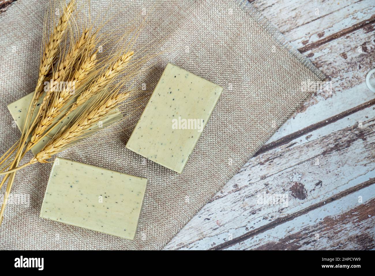 Sapone di grano naturale e di erbe fatto in casa. Foto Stock