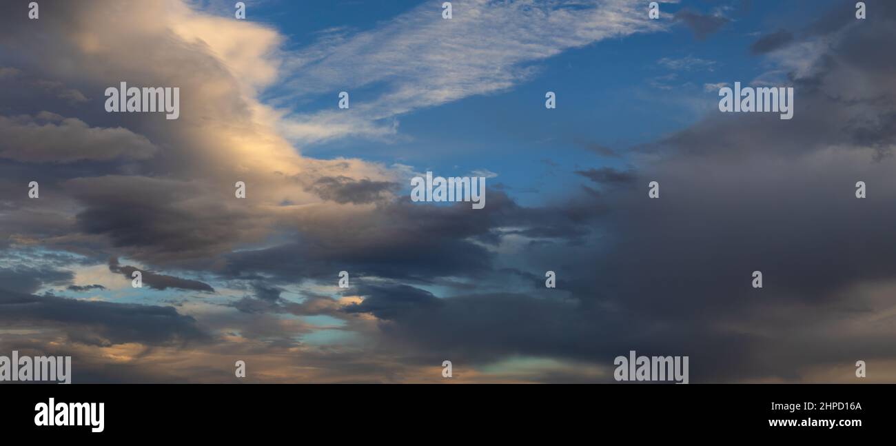 belle nuvole nel cielo blu - panorama nuvoloso Foto Stock