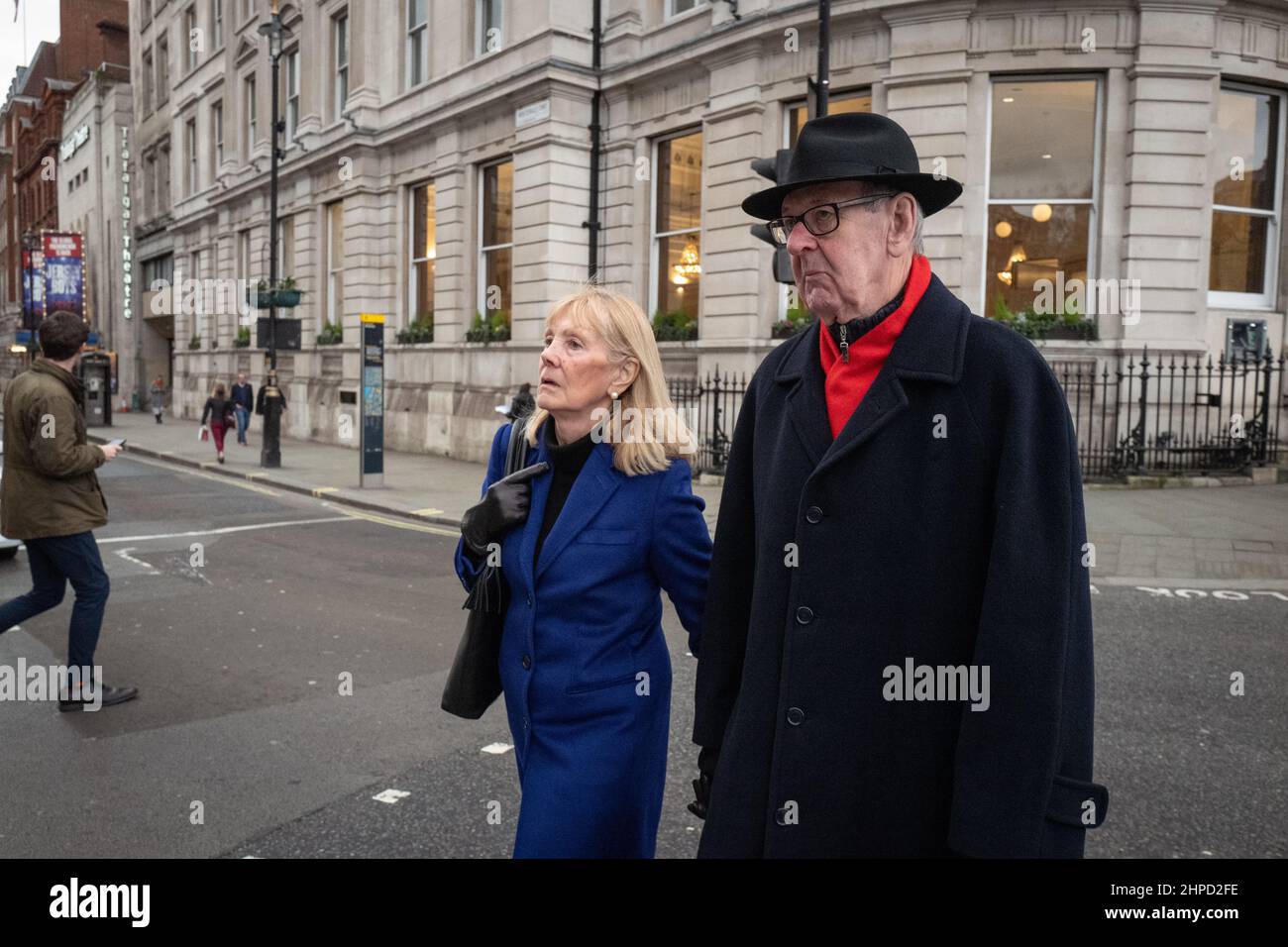 Il Signore della città e il socio attraversano una strada trafficata nel centro di Londra Regno Unito Foto Stock