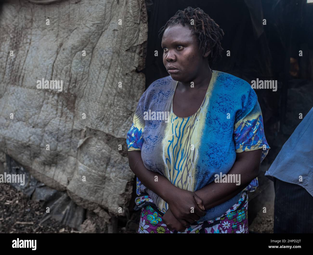 Una donna si mostra in un volto duro nelle baraccopoli di Kibera. All'interno di Kibera Slum, la famigerata casa dove la vita sembra sempre difficile e difficile Foto Stock