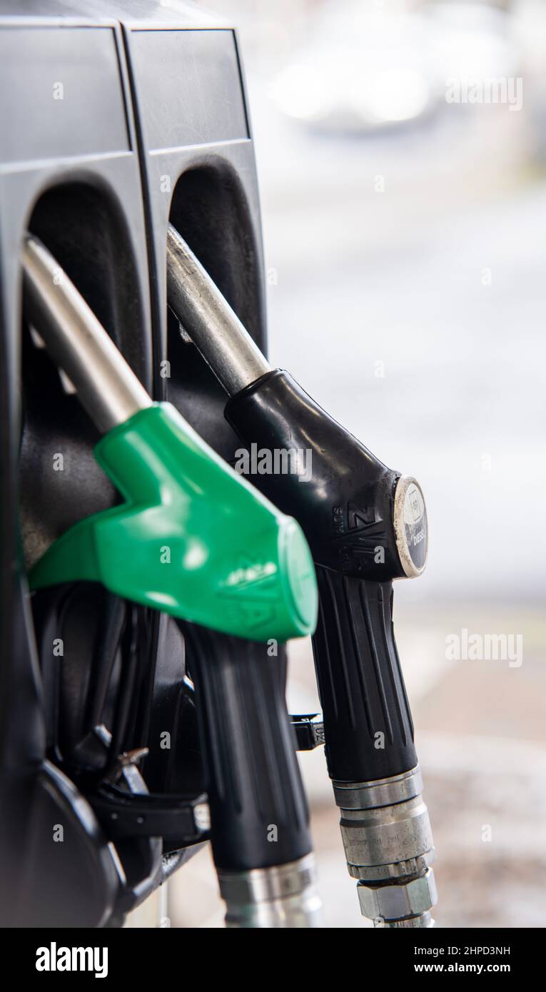 Stazione di rifornimento benzina e olio per auto, dispenser manuale Foto Stock