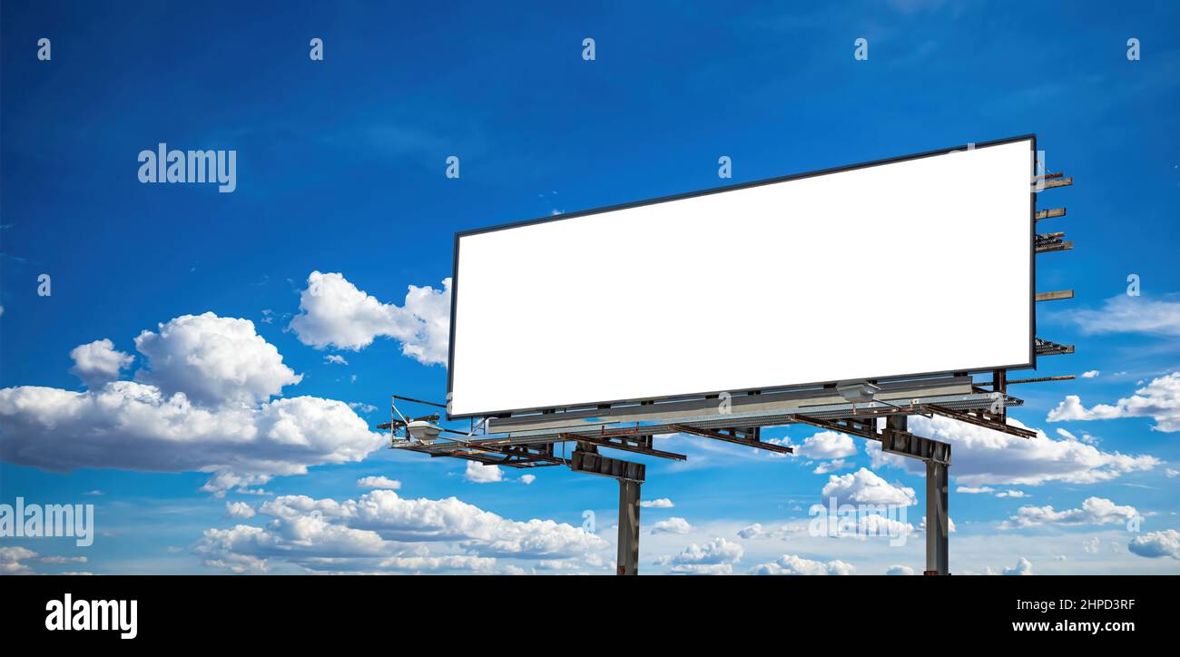 Mockup di tabellone, modello di pubblicità del poster dell'autostrada. Pannello vuoto per esterni grande vuoto, cielo blu con sfondo nuvoloso Foto Stock