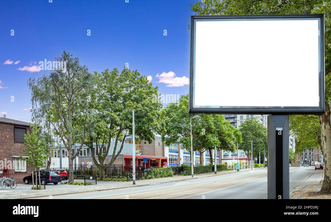 Baffle mockup, modello poster per la pubblicità stradale. Vuoto grande esterno vuoto pannello pubblicitario vuoto, sfondo urbano città Foto Stock