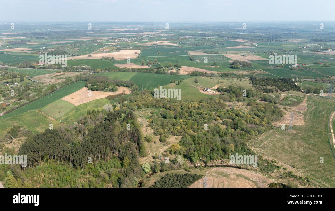 Vista aerea di un piccolo villaggio in estate Foto Stock