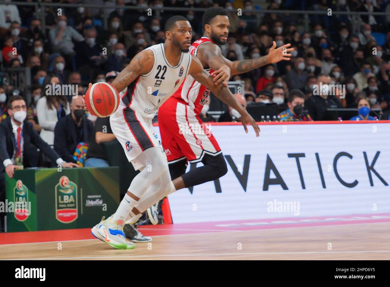 Pesaro, Italia. 20th Feb 2022. Jamarr Sanders (Basket Bertram Desthona) sventolato da Troy Daniels da AX Armani Exchange Olimpia Milano durante la finale otto - finale - AX Armani Exchange Olimpia Milano vs Bertram Desthona Basket, Coppa Italia Basket uomini a Pesaro, Febbraio 20 2022 Credit: Independent Photo Agency/Alamy Live News Foto Stock