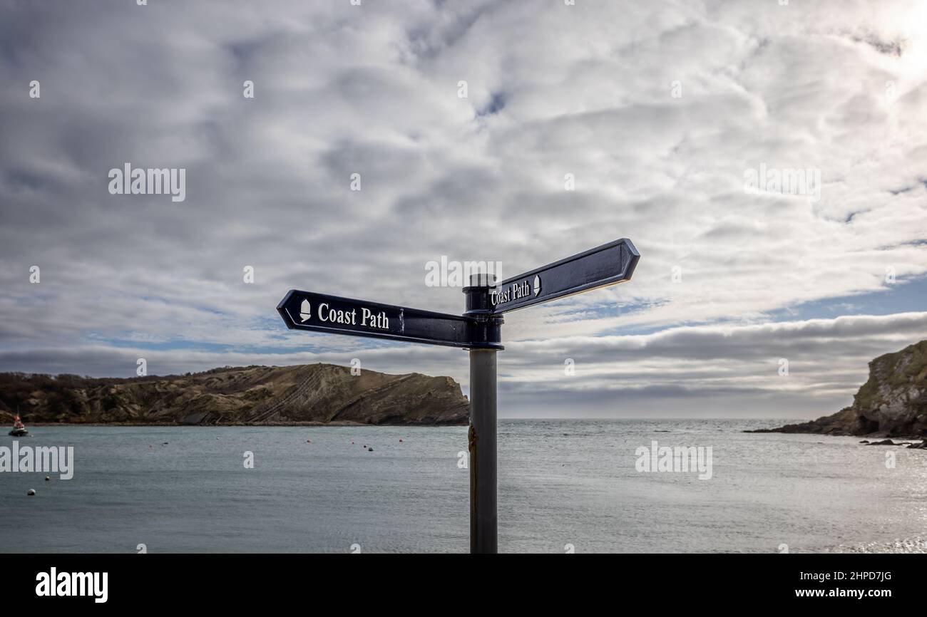 Primo piano delle indicazioni che indicano la direzione del percorso SW Coast a Lulworth Cove, Lulworth, Dorset, UK il 8 febbraio 2022 Foto Stock