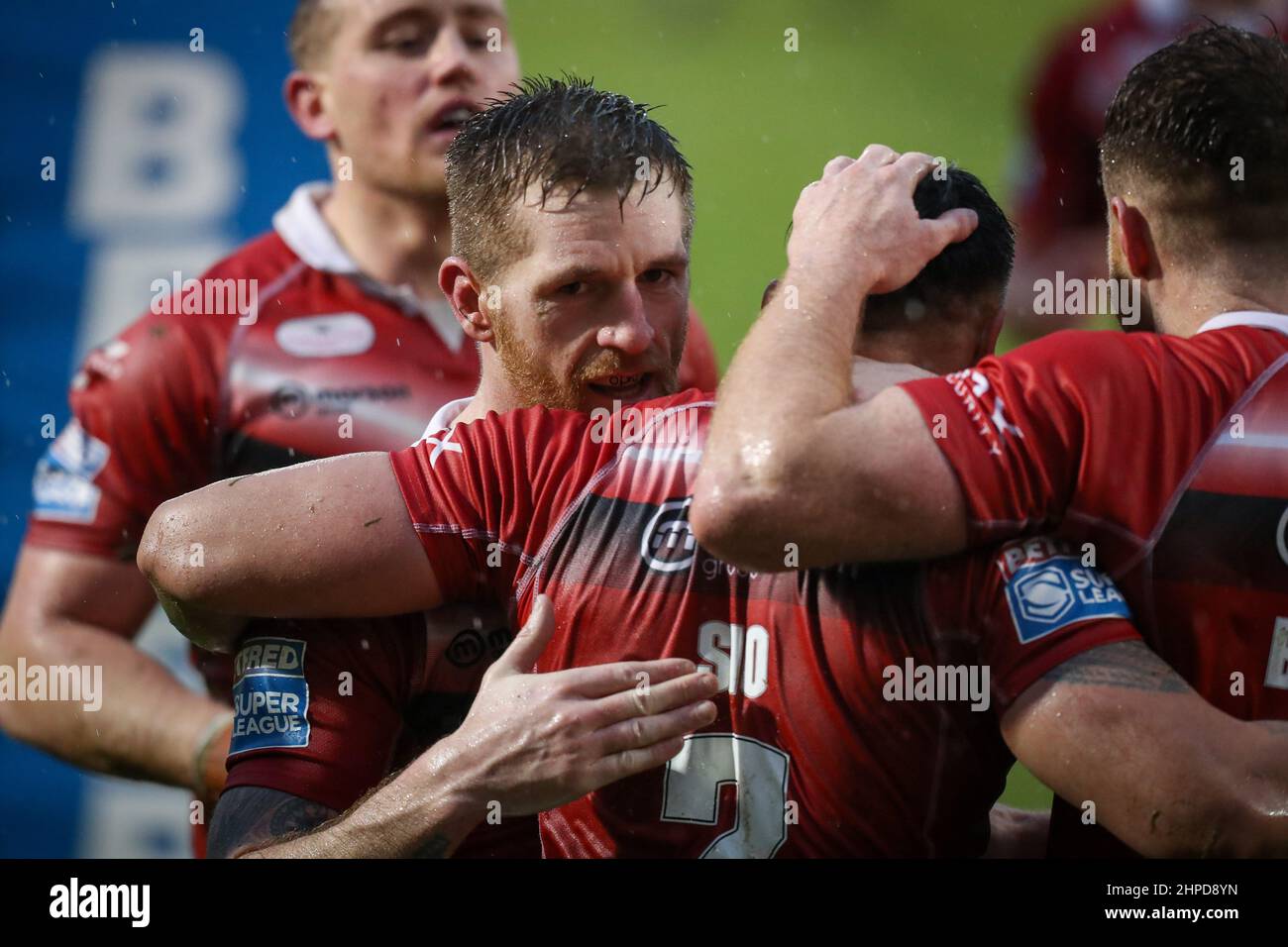 Eccles, Regno Unito. 20th Feb 2022. Marc Sneyd #7 di Salford Red Devils Hugs prova il marcatore e l'uomo della partita Ken Sio #2 di Salford Red Devils in ritardo nella seconda metà di Eccles, Regno Unito il 2/20/2022. (Foto di James Heaton/News Images/Sipa USA) Credit: Sipa USA/Alamy Live News Foto Stock
