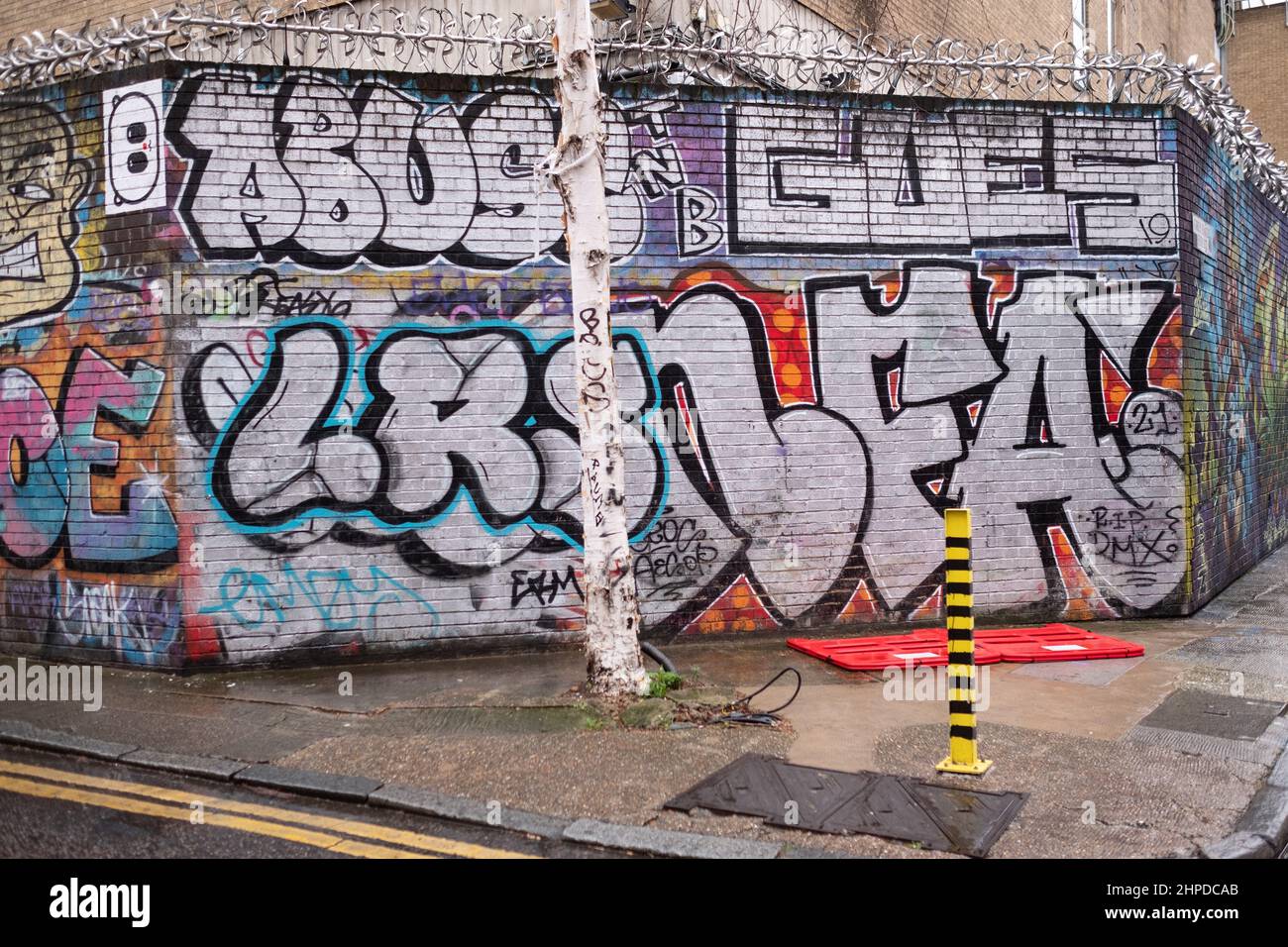 Graffiti all'angolo tra Gray Eagle Street e Quaker Street, Spitalfields E1 London UK. Questa zona è un focolaio di Street art. Foto Stock