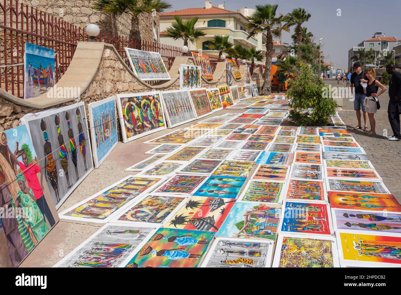 Dipinti locali in vendita su strada pedonale lungomare, Rua Kuamen'Kruma, Santa Maria, SAL, República de Cabo (Capo Verde) Foto Stock