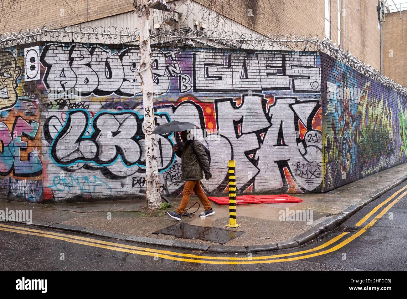 Graffiti all'angolo tra Gray Eagle Street e Quaker Street, Spitalfields E1 London UK. Questa zona è un focolaio di Street art. Foto Stock