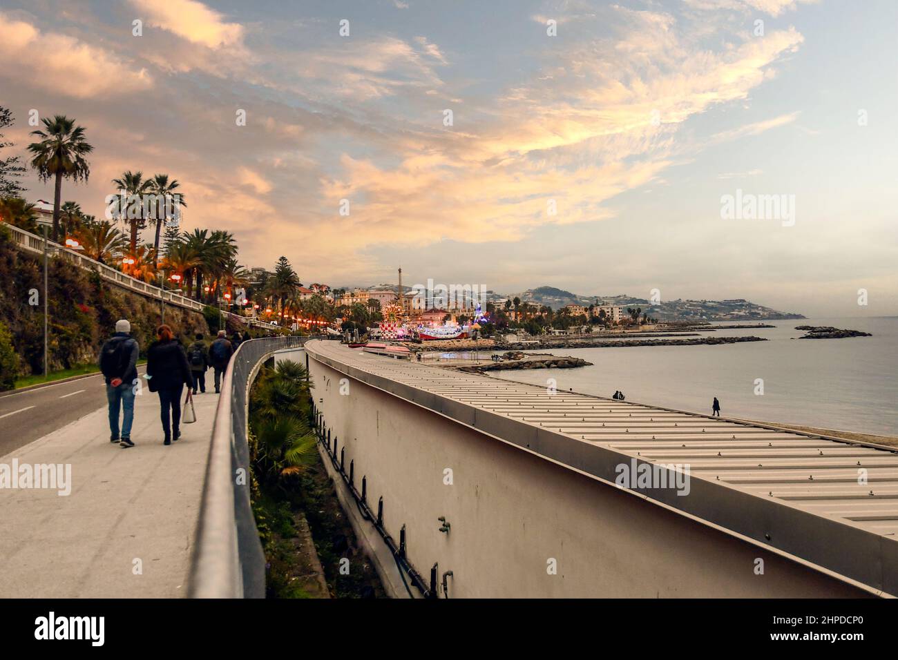Vista della cosiddetta Città dei Fiori dal lungomare con il luna Park sulla riva al tramonto in inverno, Sanremo, Imperia, Liguria, Italia Foto Stock