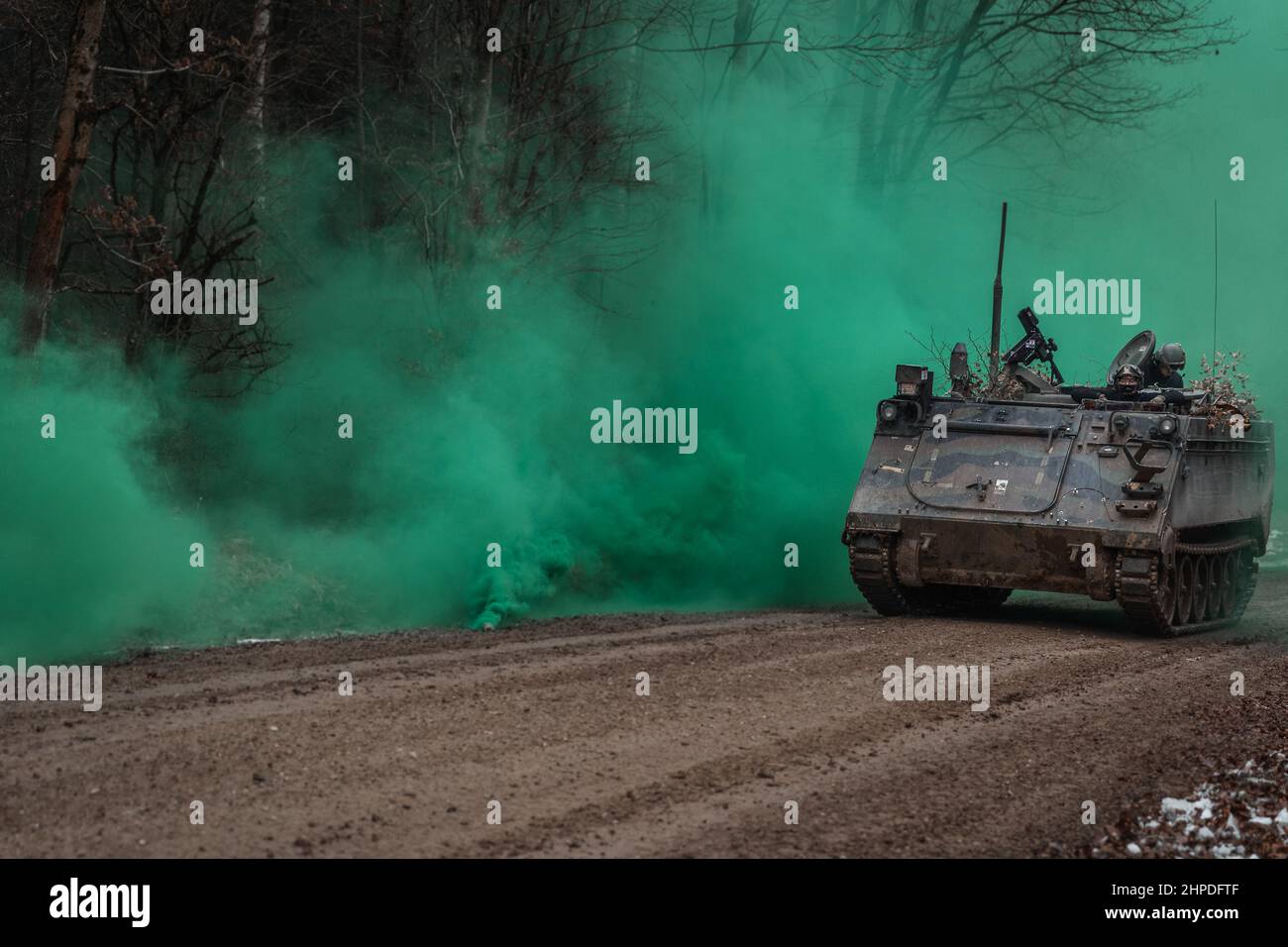 I soldati dell'esercito degli Stati Uniti nel reggimento di fanteria del 1-4 hanno dispiegato uno schermo di fumo durante lo Spirito alleato 22 nell'area di addestramento di Hohenfels in Germania il 24 gennaio 2022. Allied Spirit 22 (AS22) è un United States Army Europe-Africa (USAREUR-AF) diretto, 7th Army Training Command (7ATC) condotto, Joint Multinational Readiness Center (JMRC) ospitato esercizio di formazione per la Brigata di fanteria meccanizzata lettone 1st (LVA MI BDE) dal 11 gennaio 22 al 05 febbraio 22. L'esercizio svilupperà e rafforzerà l'interoperabilità e la disponibilità della NATO e dei partner chiave nell'ambito di specifiche funzioni di lotta alla guerra. Foto Stock