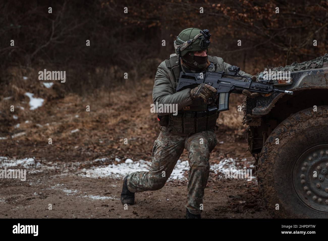 I soldati lituani reagiscono al contatto durante l'Allied Spirit 22 nella Hohenfels Training Area in Germania il 24 gennaio 2022. Allied Spirit 22 (AS22) è un United States Army Europe-Africa (USAREUR-AF) diretto, 7th Army Training Command (7ATC) condotto, Joint Multinational Readiness Center (JMRC) ospitato esercizio di formazione per la Brigata di fanteria meccanizzata lettone 1st (LVA MI BDE) dal 11 gennaio 22 al 05 febbraio 22. L'esercizio svilupperà e rafforzerà l'interoperabilità e la disponibilità della NATO e dei partner chiave nell'ambito di specifiche funzioni di lotta alla guerra. Foto Stock