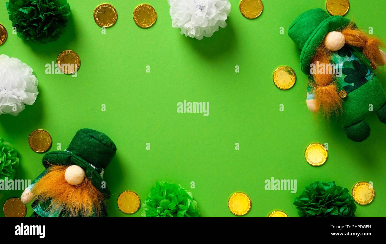 Design banner giorno St Patricks. Composizione piatta con leprechauns, monete d'oro, decorazioni per le vacanze su sfondo verde, vista dall'alto. Giorno di San Patrizio Foto Stock