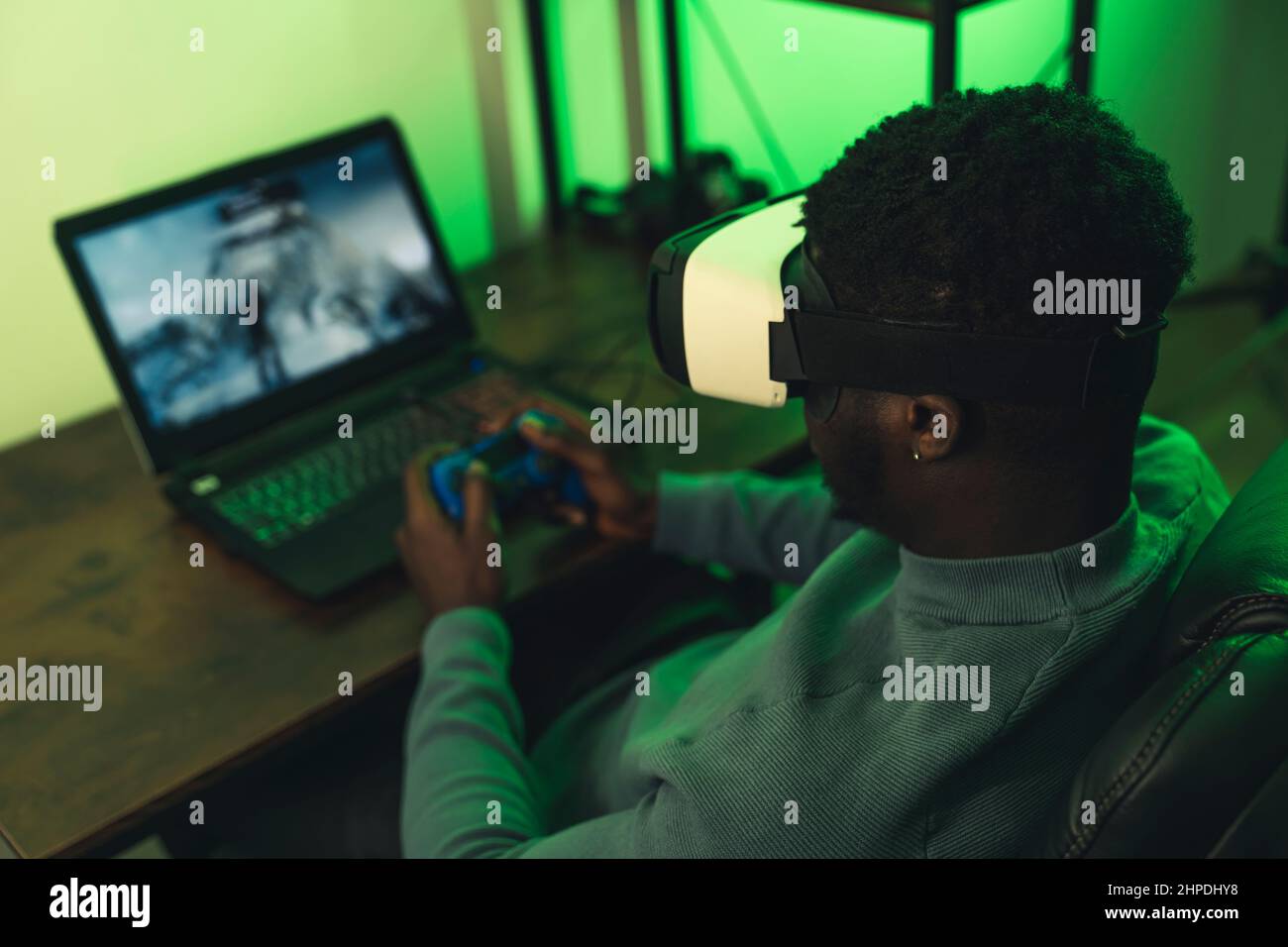 Uomo di colore che va online con il visore VR sfocatura neon- medio scatto. Foto di alta qualità Foto Stock