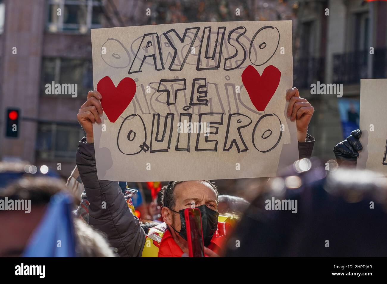 Madrid, Spagna. 20th Feb 2022. Un sostenitore di Isabel Díaz Ayuso tiene un cartello al di fuori della sede del Partito popolare (PP) durante il rally.circa 3000 sostenitori del presidente di Madrid Isabel Diaz Ayuso si sono riuniti di fronte alla sede del Partito popolare (PP) per protestare contro le presunte molestie che il presidente della regione di Madrid subisce dalla testa del partito. Hanno chiesto le dimissioni di Pablo Casado e Teodoro García Egea. Credit: SOPA Images Limited/Alamy Live News Foto Stock