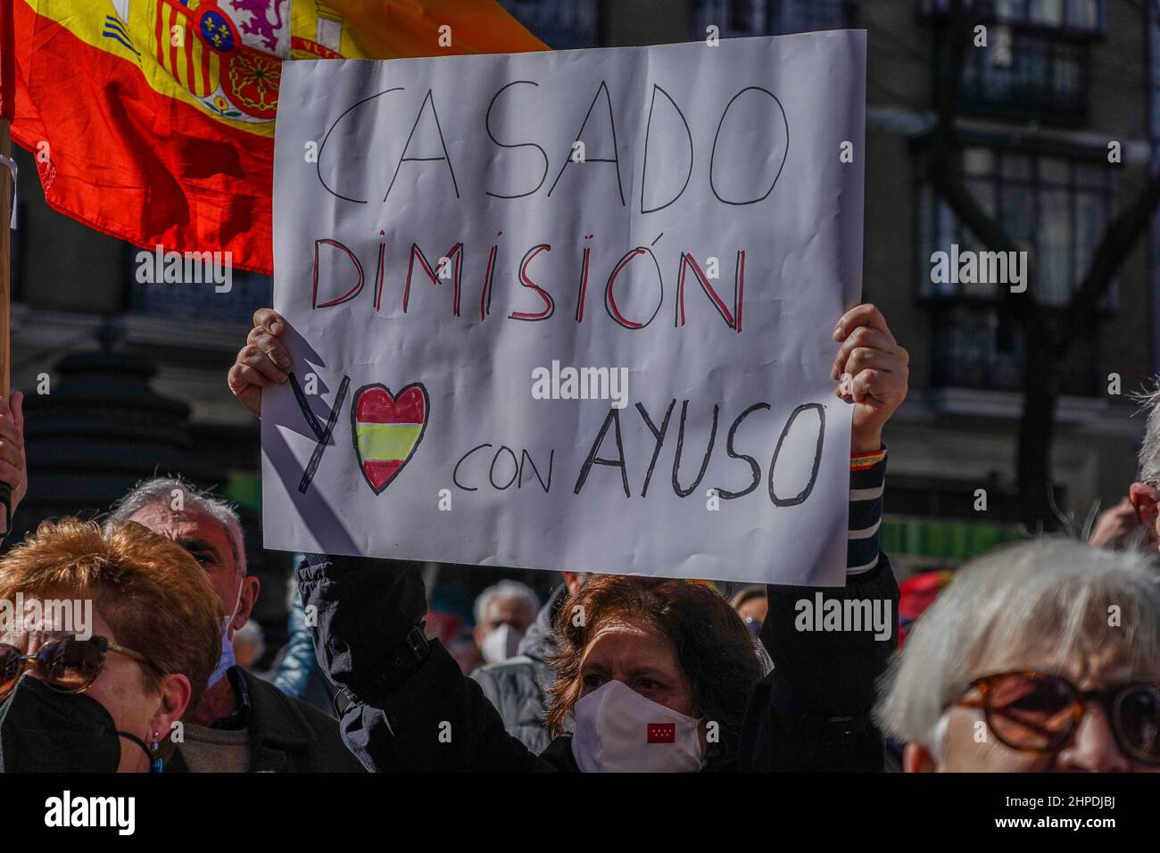 Madrid, Spagna. 20th Feb 2022. Un sostenitore di Isabel Díaz Ayuso tiene un cartello al di fuori della sede del Partito popolare (PP) durante il rally.circa 3000 sostenitori del presidente di Madrid Isabel Diaz Ayuso si sono riuniti di fronte alla sede del Partito popolare (PP) per protestare contro le presunte molestie che il presidente della regione di Madrid subisce dalla testa del partito. Hanno chiesto le dimissioni di Pablo Casado e Teodoro García Egea. Credit: SOPA Images Limited/Alamy Live News Foto Stock