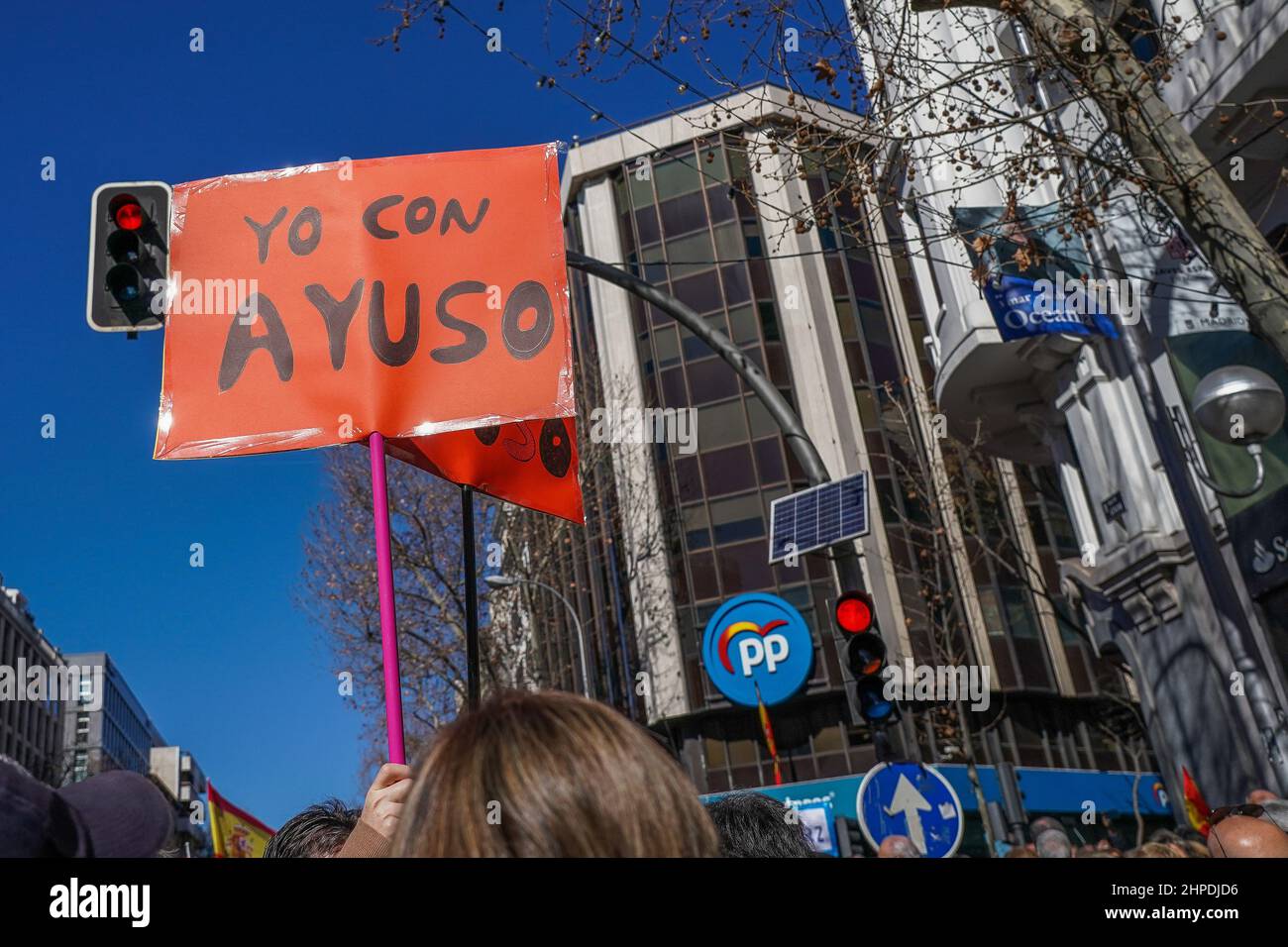 Madrid, Spagna. 20th Feb 2022. Un sostenitore di Isabel Díaz Ayuso tiene un cartello al di fuori della sede del Partito popolare (PP) durante il rally.circa 3000 sostenitori del presidente di Madrid Isabel Diaz Ayuso si sono riuniti di fronte alla sede del Partito popolare (PP) per protestare contro le presunte molestie che il presidente della regione di Madrid subisce dalla testa del partito. Hanno chiesto le dimissioni di Pablo Casado e Teodoro García Egea. Credit: SOPA Images Limited/Alamy Live News Foto Stock