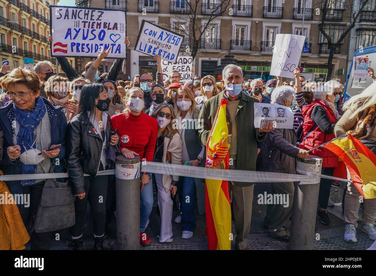 Madrid, Spagna. 20th Feb 2022. I sostenitori di Isabel Diaz Ayuso sono visti tenere cartelli e bandiere fuori dal quartier generale del Partito popolare (PP) durante il rally.circa 3000 sostenitori del presidente di Madrid Isabel Diaz Ayuso si sono riuniti di fronte al quartier generale del Partito popolare (PP) per protestare contro le presunte molestie che il presidente della regione di Madrid subisce il capo del partito. Hanno chiesto le dimissioni di Pablo Casado e Teodoro García Egea. Credit: SOPA Images Limited/Alamy Live News Foto Stock