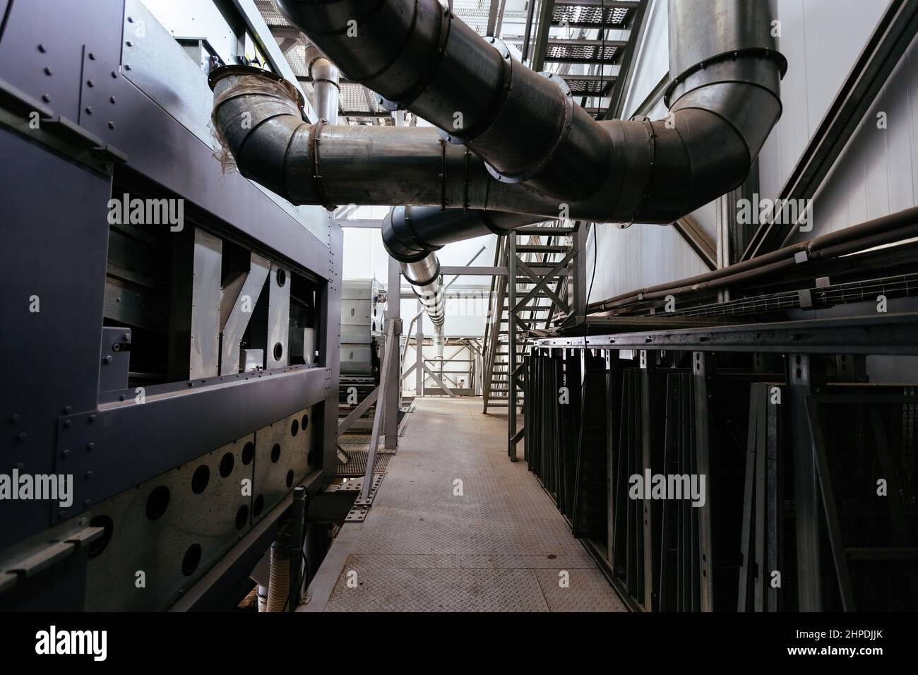 Moderne attrezzature per la pulizia e la separazione dei cereali in una fabbrica di macinazione. Foto Stock