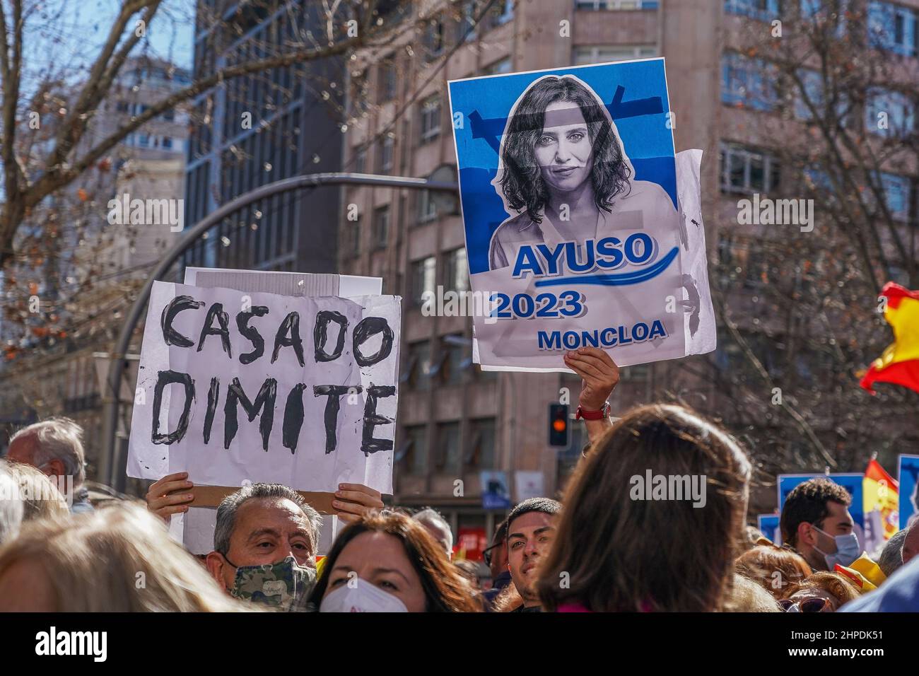 Madrid, Spagna. 20th Feb 2022. I sostenitori di Isabel Díaz Ayuso detengono cartelli fuori dal quartier generale del Partito popolare (PP) durante il rally.Around 3000 sostenitori del presidente di Madrid Isabel Diaz Ayuso si sono riuniti di fronte al quartier generale del Partito popolare (PP) per protestare contro le presunte molestie subite dal presidente della regione di Madrid dal capo del festa. Hanno chiesto le dimissioni di Pablo Casado e Teodoro García Egea. (Foto di Atilano Garcia/SOPA Images/Sipa USA) Credit: Sipa USA/Alamy Live News Foto Stock