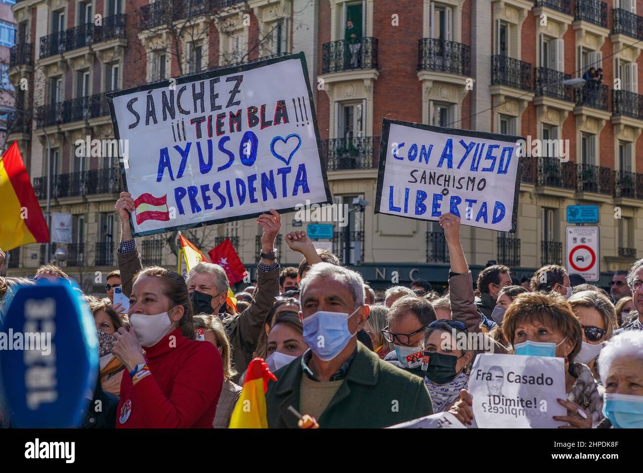 Madrid, Spagna. 20th Feb 2022. I sostenitori di Isabel Díaz Ayuso detengono cartelli fuori dal quartier generale del Partito popolare (PP) durante il rally.Around 3000 sostenitori del presidente di Madrid Isabel Diaz Ayuso si sono riuniti di fronte al quartier generale del Partito popolare (PP) per protestare contro le presunte molestie subite dal presidente della regione di Madrid dal capo del festa. Hanno chiesto le dimissioni di Pablo Casado e Teodoro García Egea. (Foto di Atilano Garcia/SOPA Images/Sipa USA) Credit: Sipa USA/Alamy Live News Foto Stock