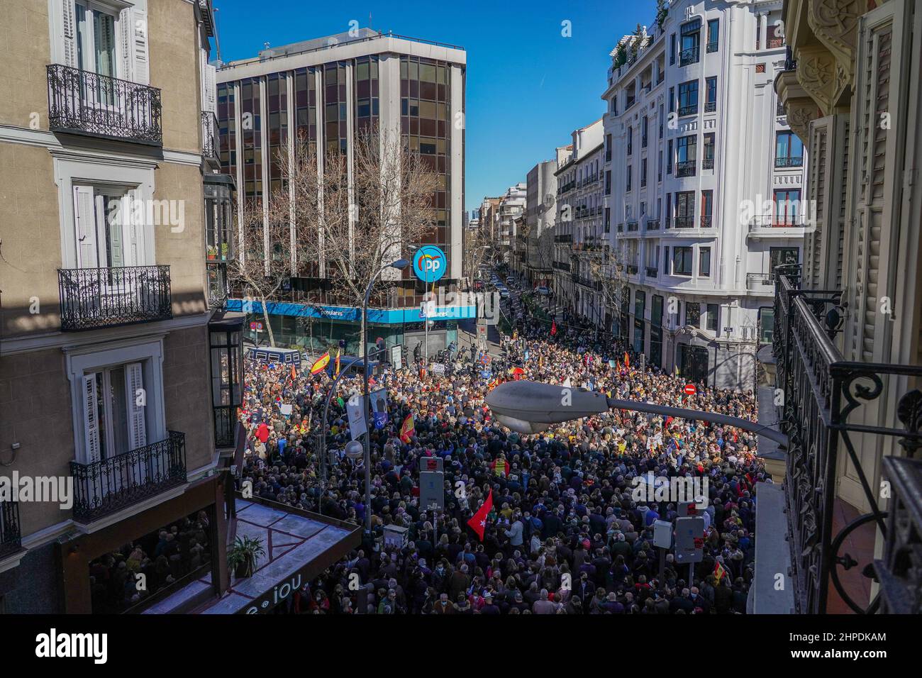 Madrid, Spagna. 20th Feb 2022. Una folla di sostenitori di Isabel Díaz Ayuso si è riunita di fronte al quartier generale popolare del Partido per protestare contro le presunte molestie subite dal presidente della regione di Madrid dal capo del partito. Hanno chiesto le dimissioni di Pablo Casado e Teodoro García Egea. (Foto di Atilano Garcia/SOPA Images/Sipa USA) Credit: Sipa USA/Alamy Live News Foto Stock