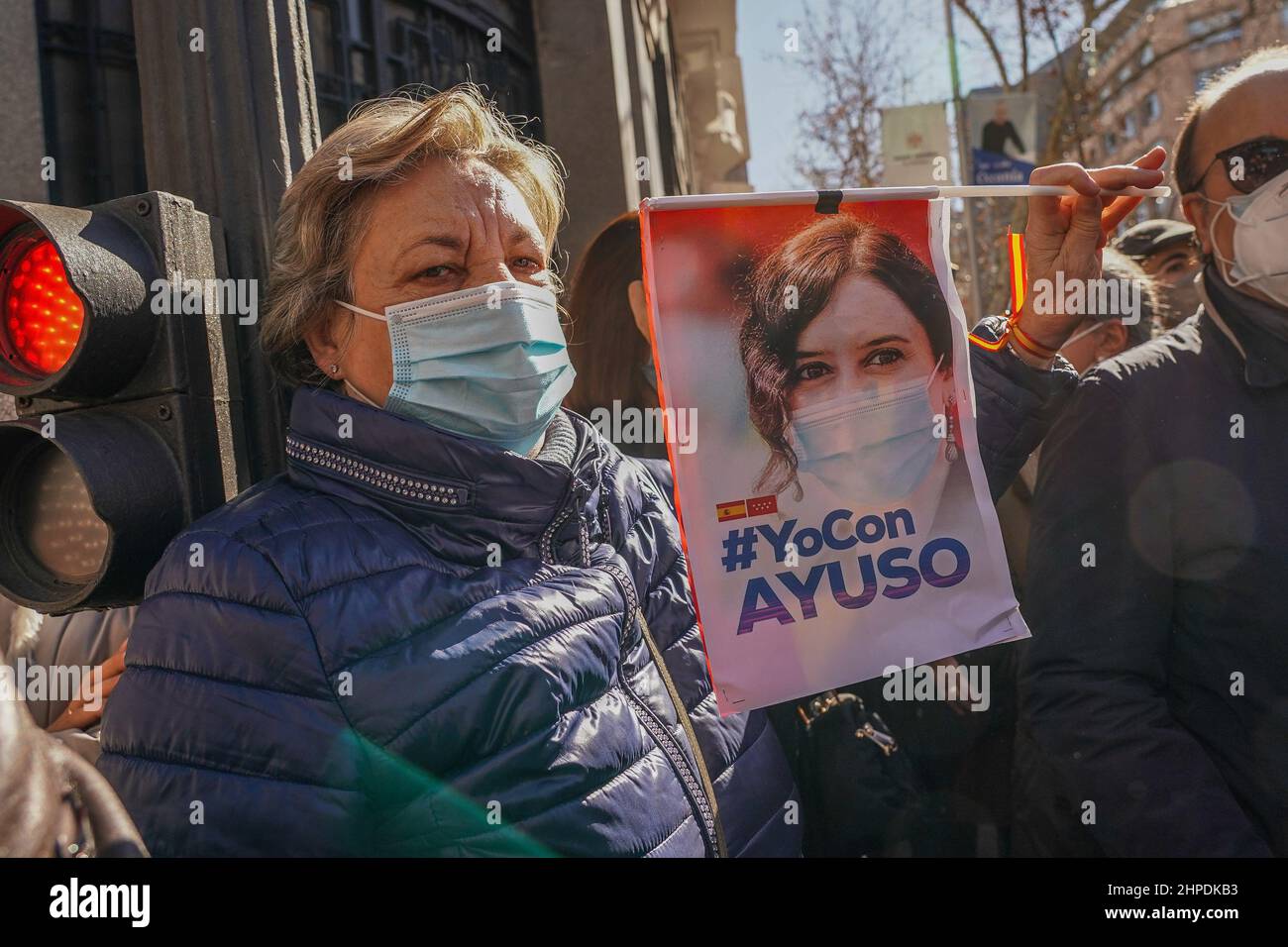 Madrid, Spagna. 20th Feb 2022. Un sostenitore di Isabel Díaz Ayuso tiene un cartello al di fuori della sede del Partito popolare (PP) durante il rally.circa 3000 sostenitori del presidente di Madrid Isabel Diaz Ayuso si sono riuniti di fronte alla sede del Partito popolare (PP) per protestare contro le presunte molestie che il presidente della regione di Madrid subisce dalla testa del partito. Hanno chiesto le dimissioni di Pablo Casado e Teodoro García Egea. (Foto di Atilano Garcia/SOPA Images/Sipa USA) Credit: Sipa USA/Alamy Live News Foto Stock