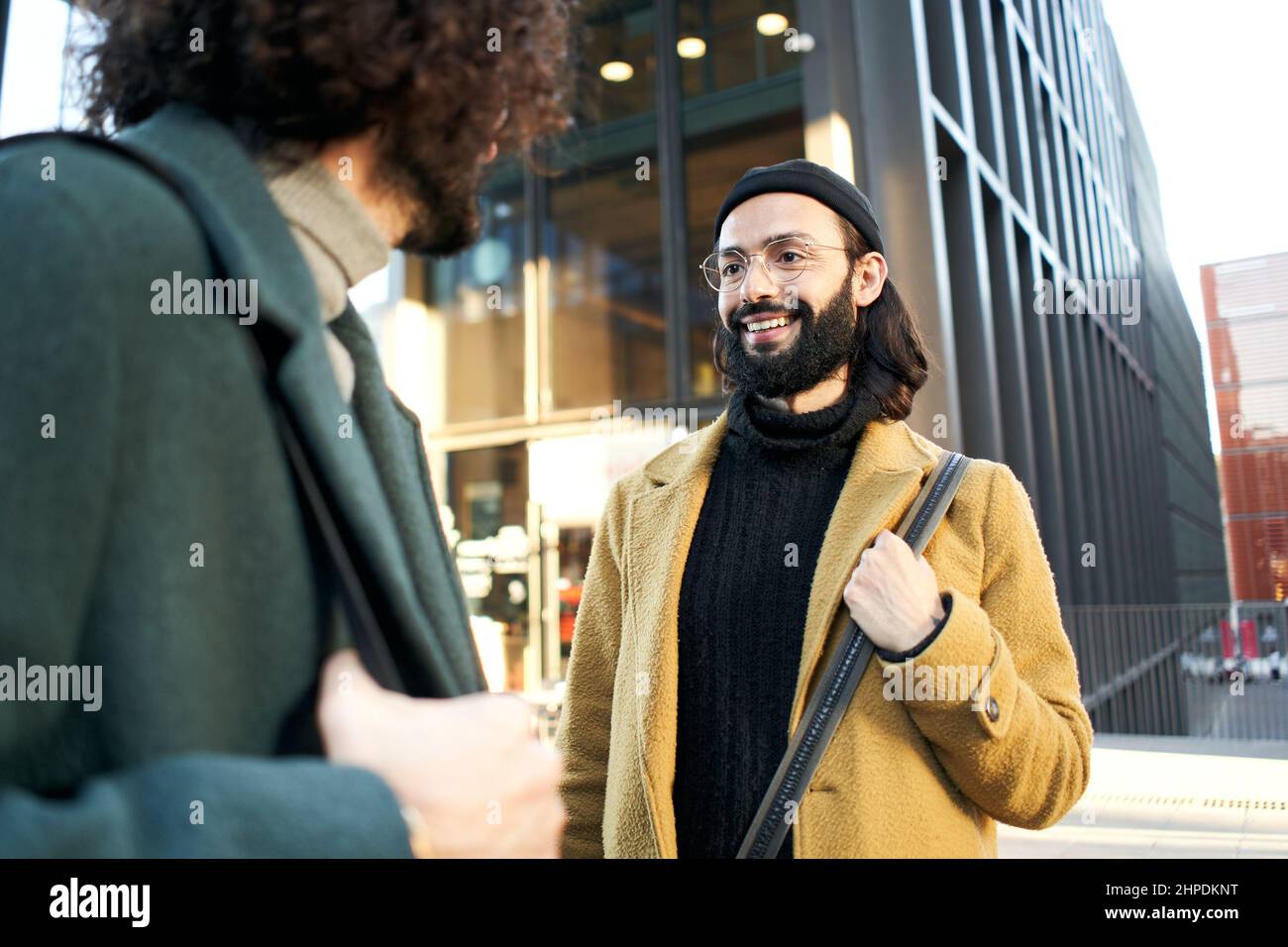 Due gay si incontrano per strada il loro primo giorno dopo l'incontro su un'app di incontri. Foto Stock