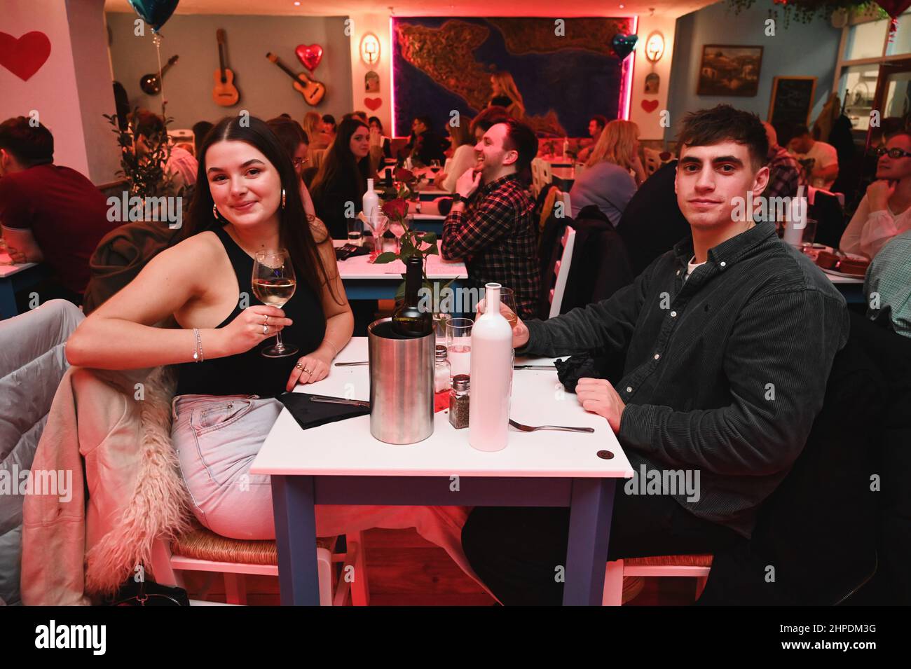 San Valentino al ristorante greco - Corfu di notte a Cardiff, Regno Unito Foto Stock