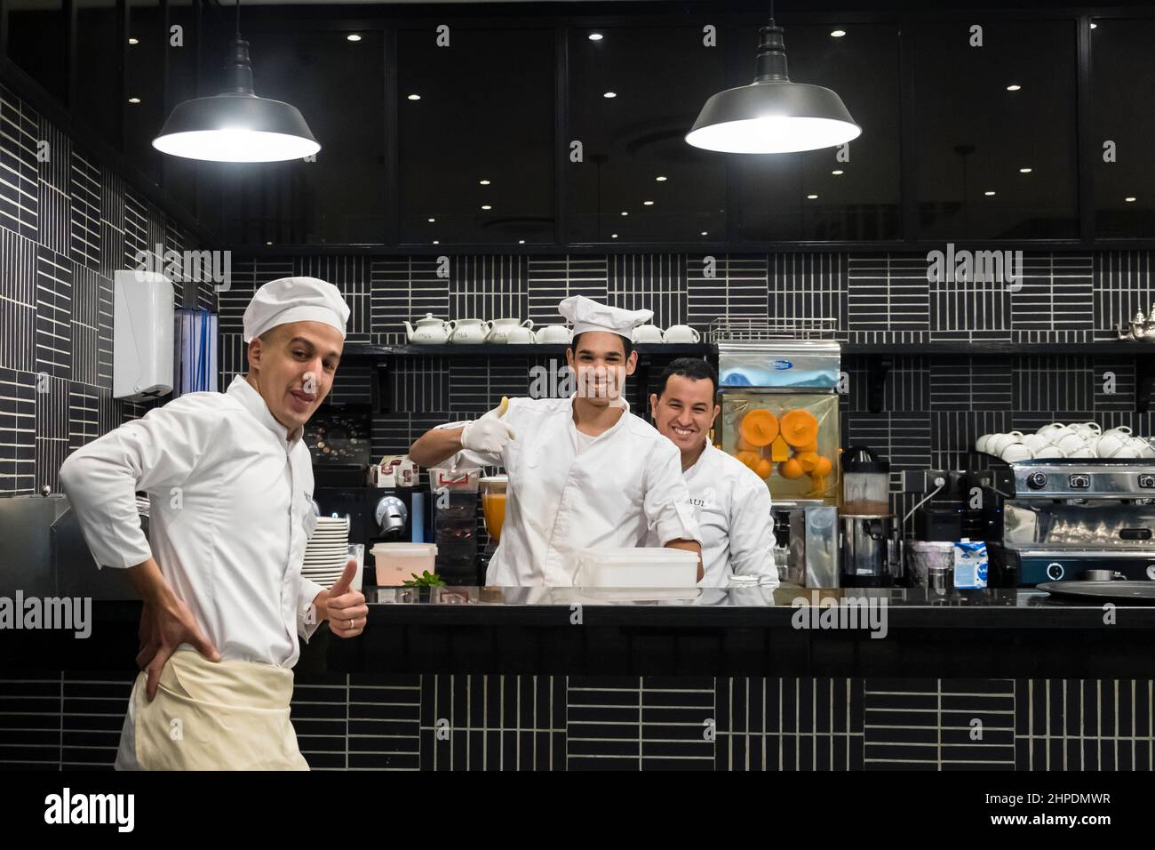 Tre addetti alla ristorazione marocchini sono in posa per una foto Foto Stock