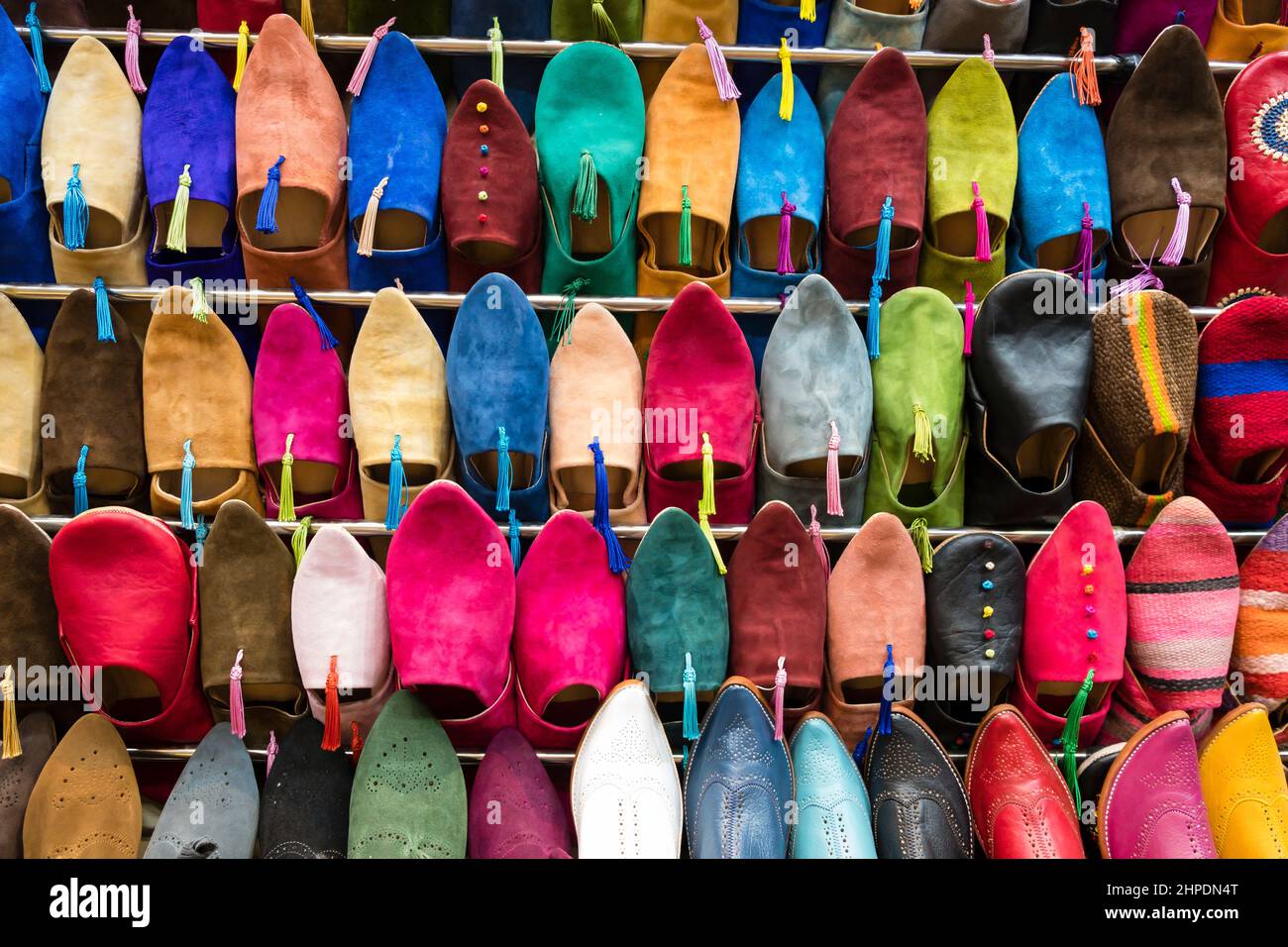 Scarpe colorate in pelle e pantofole da babouche in vendita a Medina, Marrakech, Marocco Foto Stock