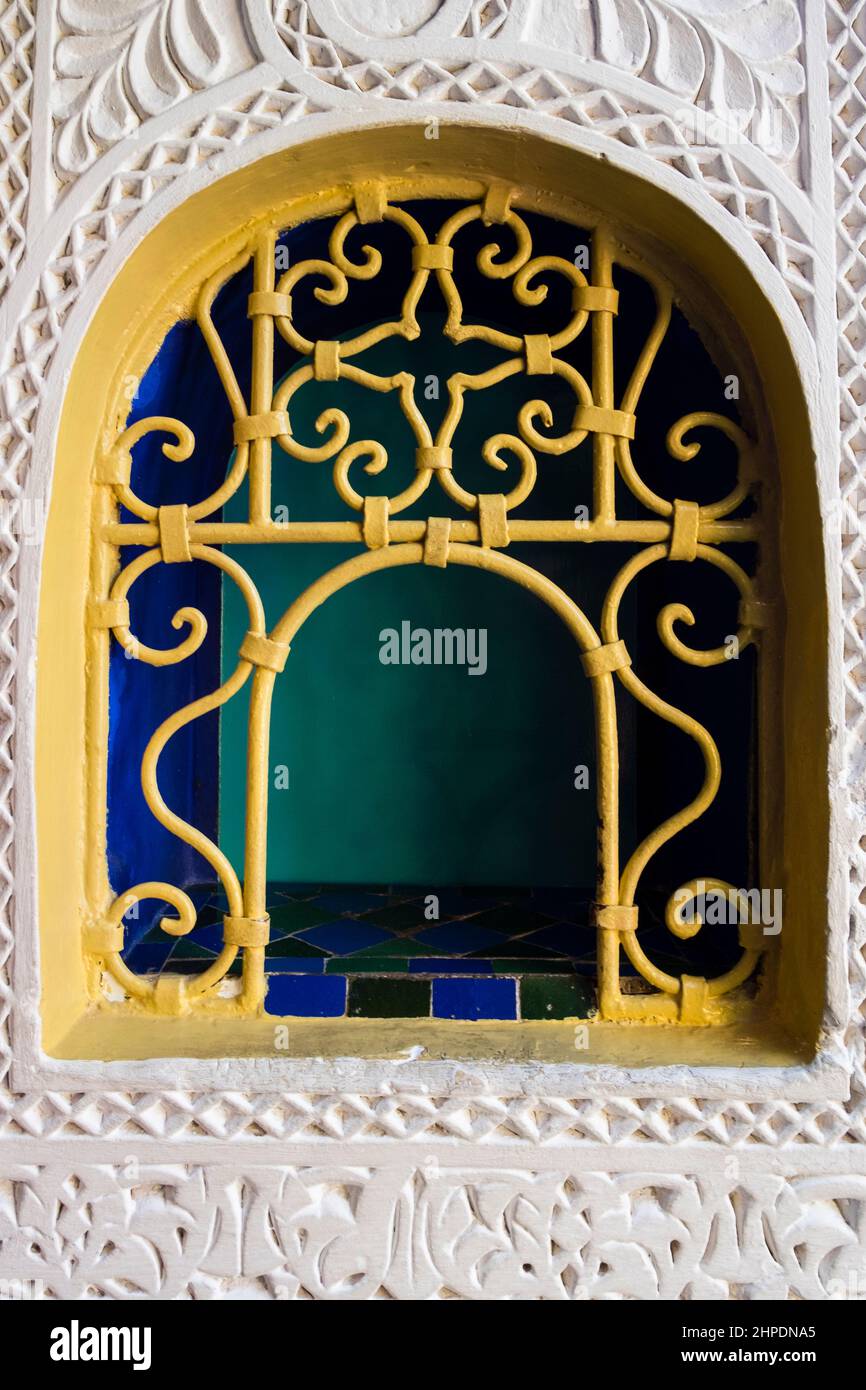 Dettaglio architettonico di una finestra a Jardins Majorelle, Marrakech, Marocco Foto Stock