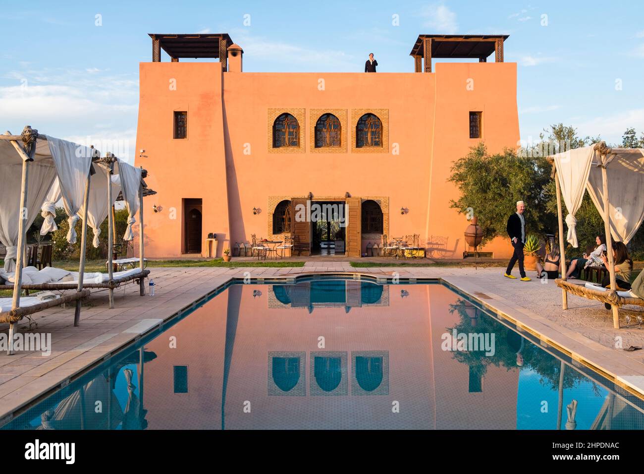 Vista esterna della piscina all'aperto presso un Riad in affitto vicino Marrakech, Marocco Foto Stock