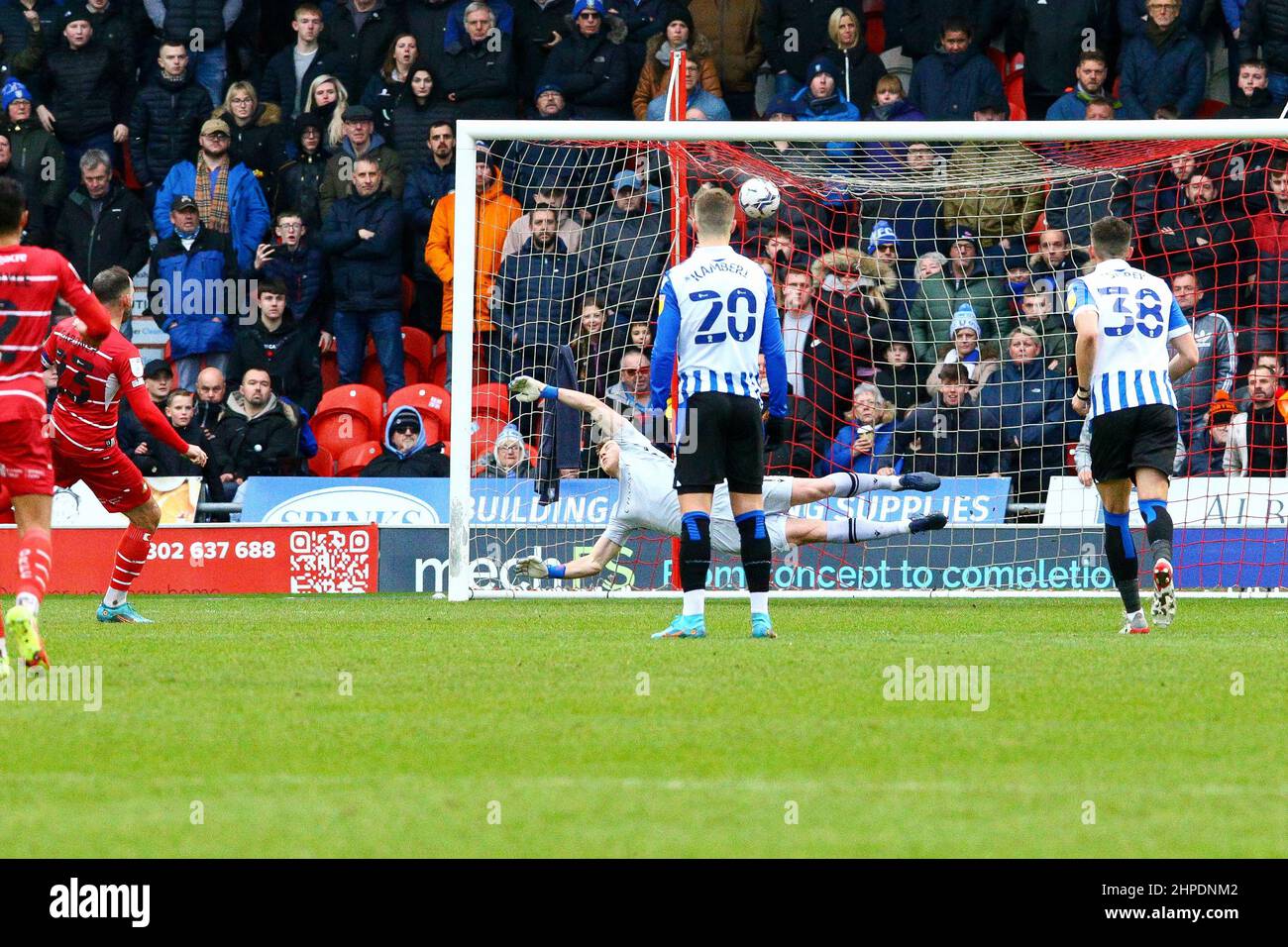 Eco-Power Stadium Doncaster, Inghilterra - 19th febbraio 2022 Dan Gardner (23) di Doncaster segna dal punto di rigore per farlo 1 - 0 durante il gioco Doncaster v Sheffield Mercoledì, EFL League One 2021/22 presso l'Eco-Power Stadium Doncaster, Inghilterra - 19th febbraio 2022 credito: Arthur Haigh/WhiteRosePhotos/Alamy Live News Foto Stock