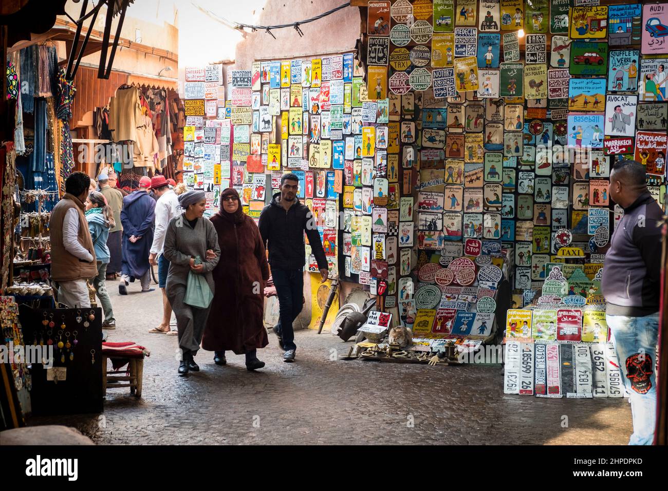 I turisti e la gente del posto navigano attraverso le strade trafficate della Medina, Marrakech, Marocco Foto Stock