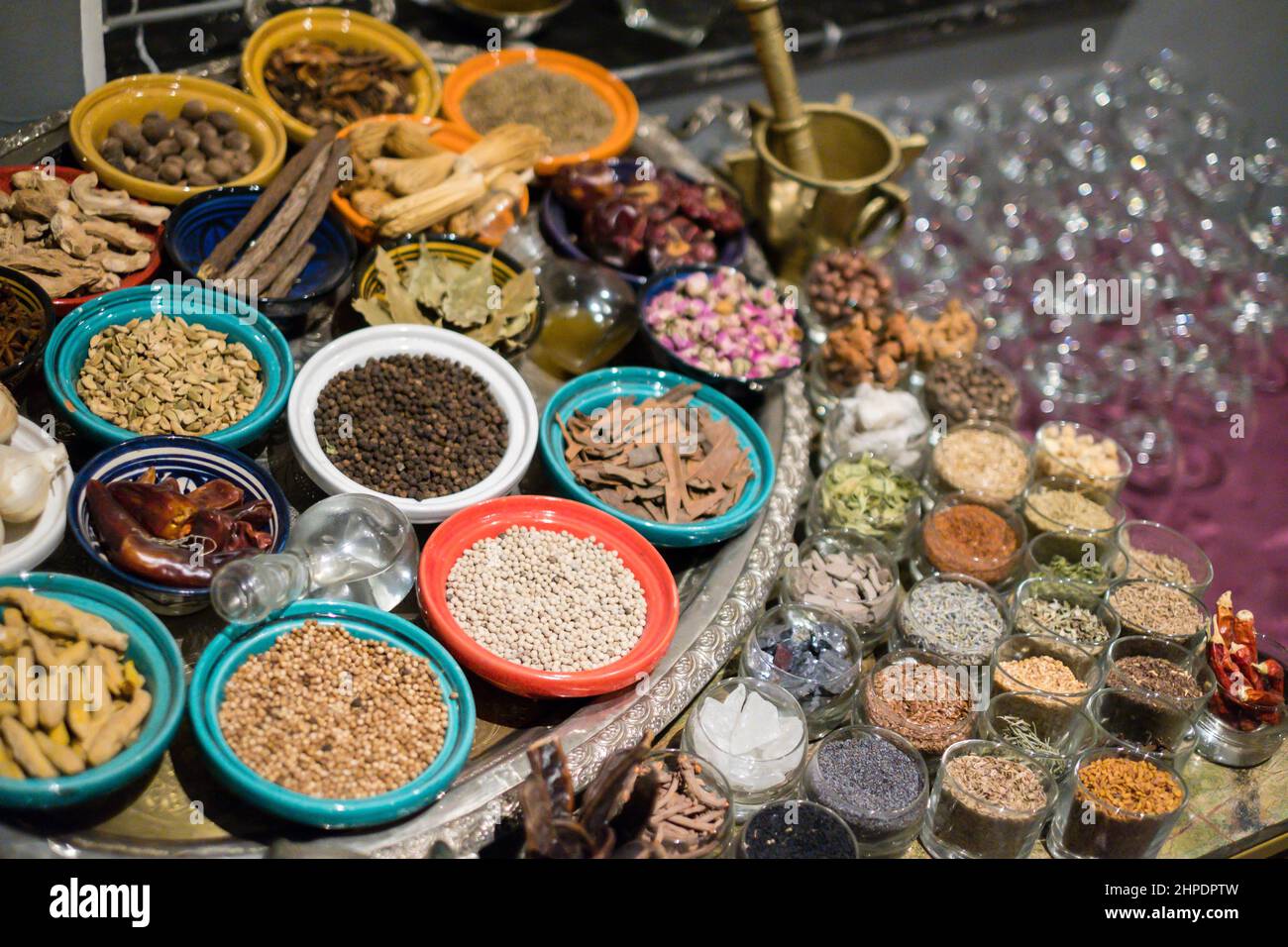 Una varietà di erbe e spezie marocchine in mostra Foto Stock