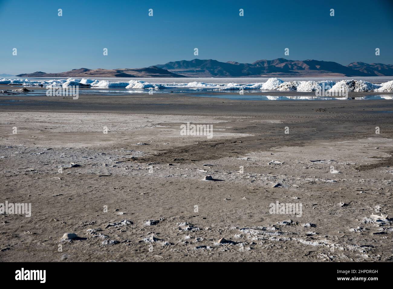 Il grande lago di sale che svanisce con tumuli di sale a breve distanza. La siccità e le pratiche di irrigazione povere stanno accelerando l'evaporazione. Foto Stock