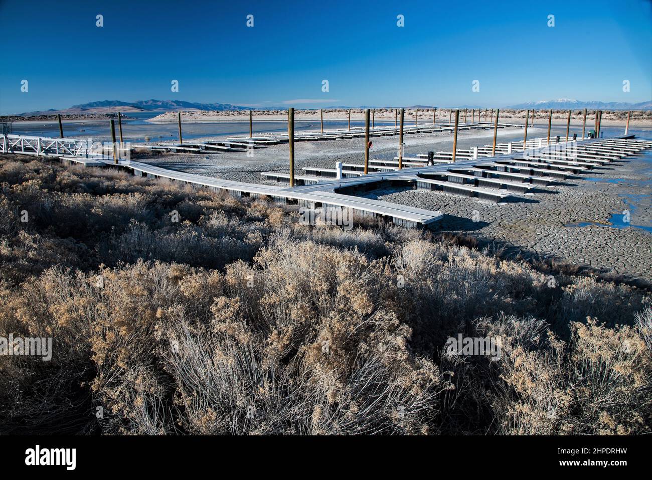 La barca abbandonata ormeggia sul Great Salt Lake. La siccità e le pratiche di irrigazione povere hanno accelerato l'evaporazione. Questo enorme lago sta scomparendo. Foto Stock