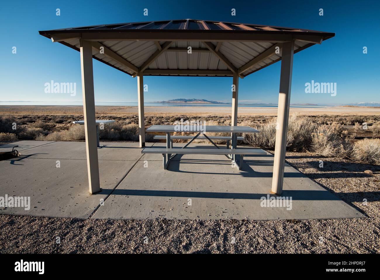 I padiglioni da picnic vuoti raccontano la storia del lago Great Salt. A causa della siccità e delle scarse pratiche di irrigazione il lago si sta asciugando. Foto Stock