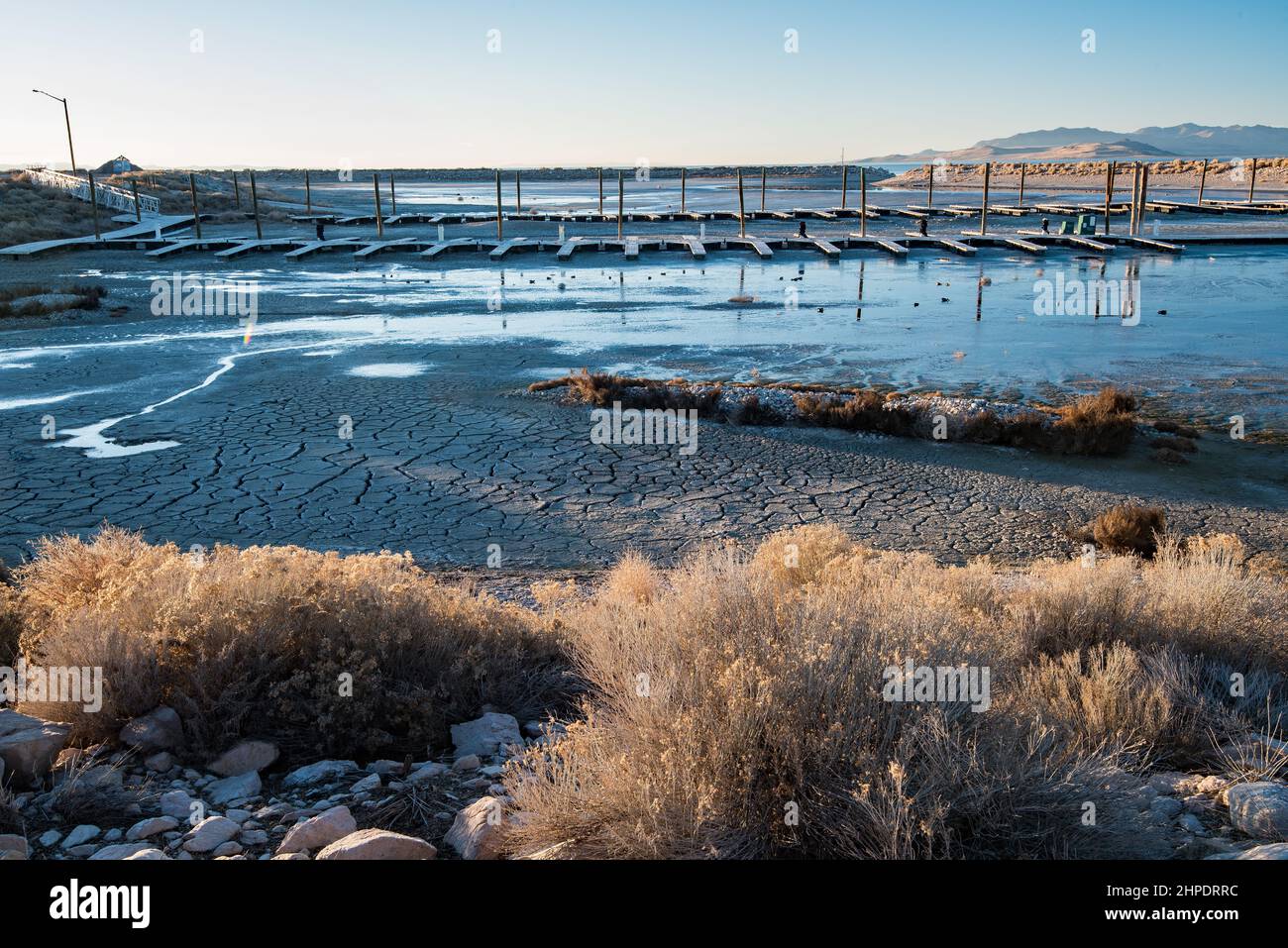 La barca abbandonata ormeggia sul Great Salt Lake. La siccità e le pratiche di irrigazione povere hanno accelerato l'evaporazione. Questo enorme lago sta scomparendo. Foto Stock