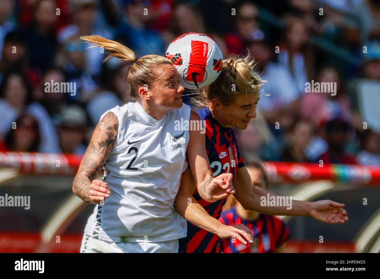 Carson, California, Stati Uniti. 20th Feb 2022. (L-R) NEW Zealand's ASHLEIGH WARD e KRISTIE MEWIS of USA si sfidano per una palla di testa durante la partita di calcio She Believen Cup tra la Nuova Zelanda e gli Stati Uniti. (Credit Image: © Ringo Chiu/ZUMA Press Wire) Foto Stock