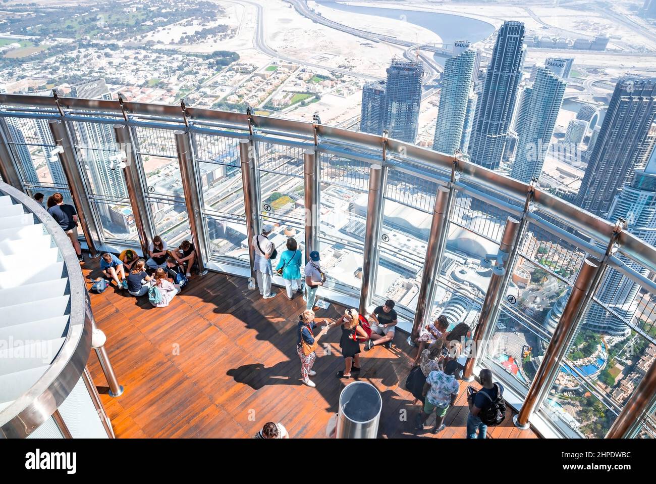 People at the Top Observatory al 124° piano all'interno del Burj Khalifa  Foto stock - Alamy