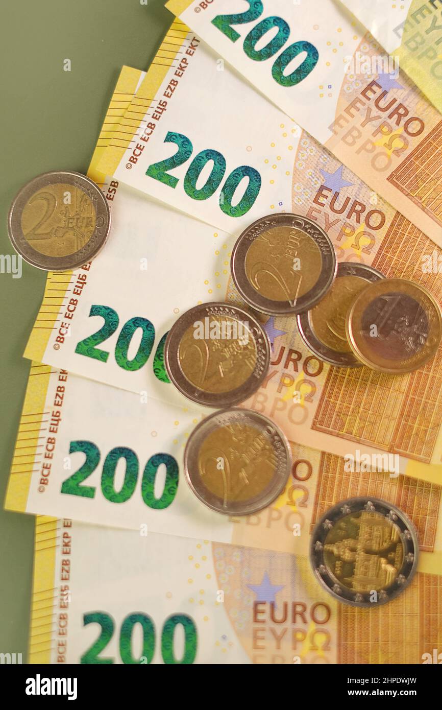 Denaro e finanza. Banconote in euro su sfondo verde. Finanza e risparmio Foto Stock