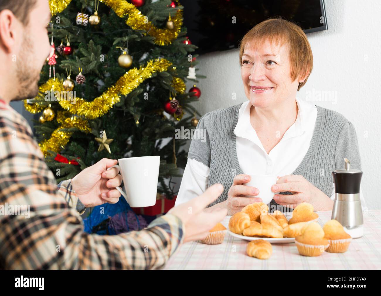 Madre e figlio che trascorrono il tempo di Natale Foto Stock