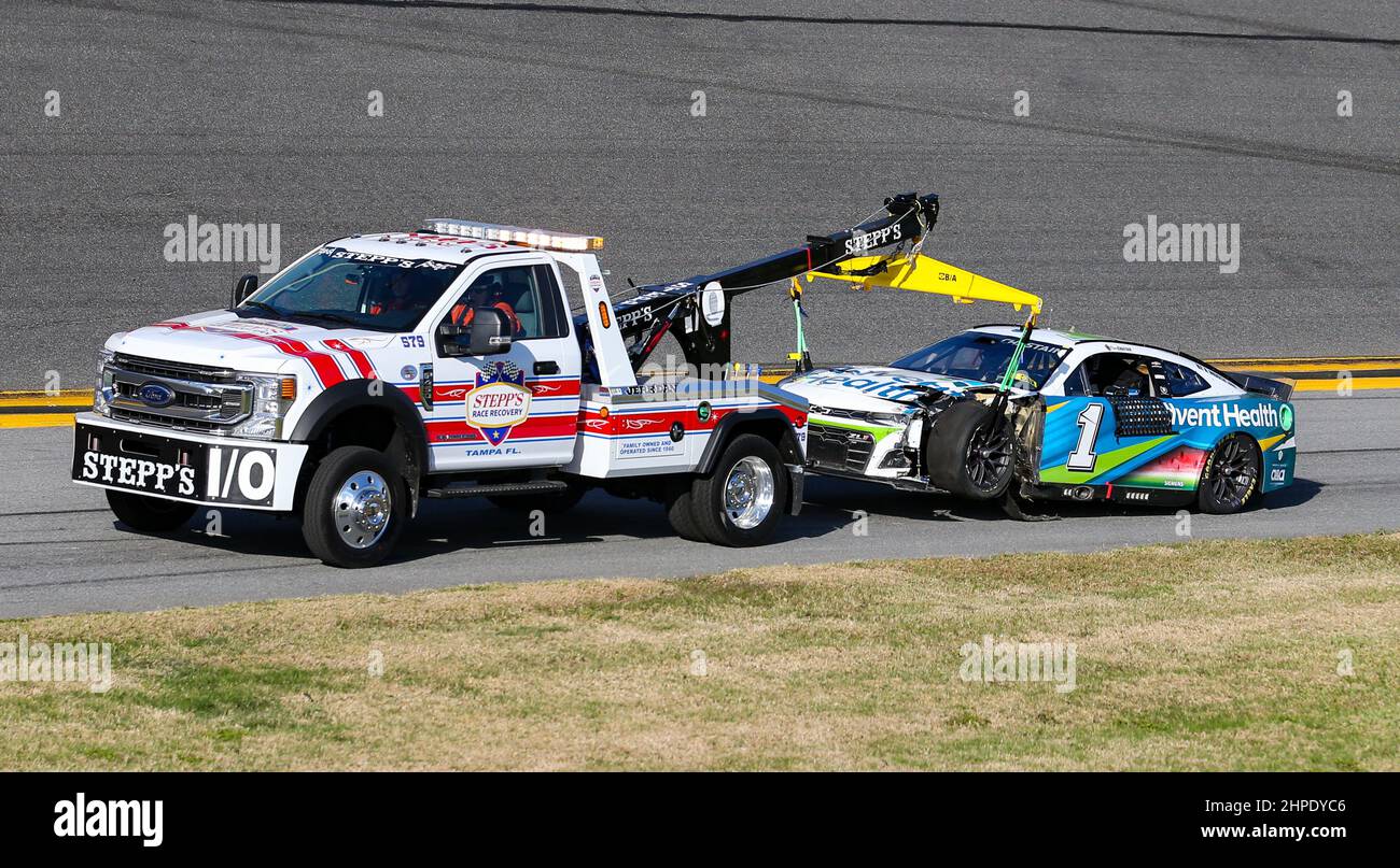 Daytona, Stati Uniti. 20th Feb 2022. Ross Chastain (1) sul relitto dopo il crash nel 64th annuale Daytona 500 al Daytona International Speedway domenica 20 febbraio 2022 Daytona, FL. Foto di Mike Gentry/UPI Credit: UPI/Alamy Live News Foto Stock